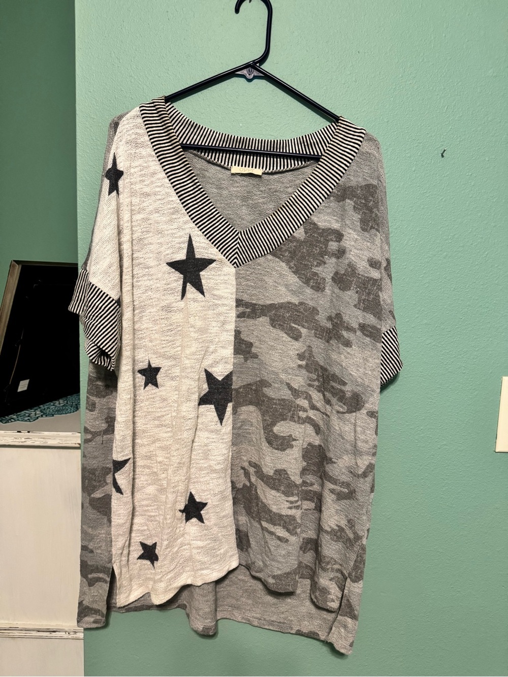 ODDY Gray Star & Camo V-Neck Short Sleeve Tee